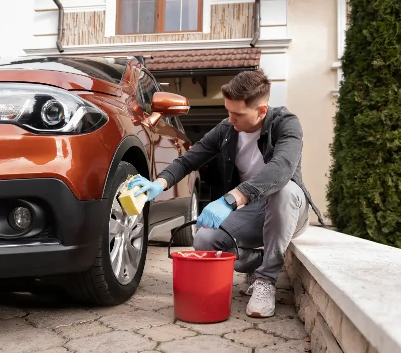 Lavage auto à domicile Seychalles : professionnel intervenant sur un véhicule
